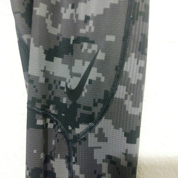 Nike Black Camo Pro-Combat fitness tights - Picture 4 of 8